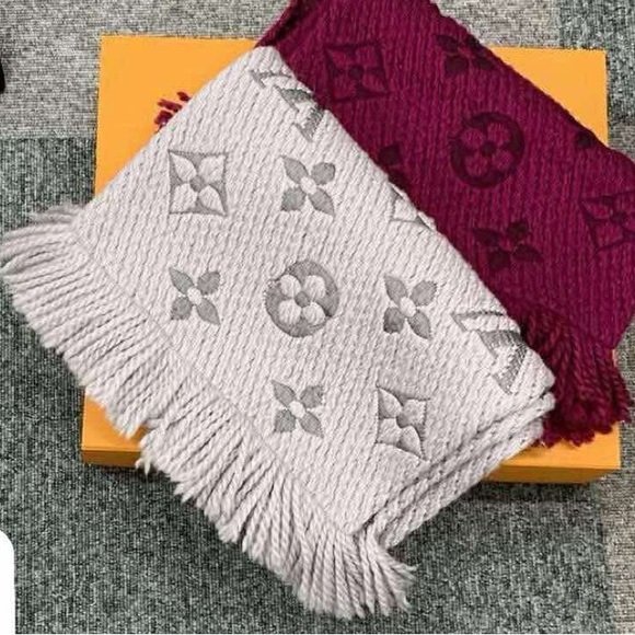 AUTHENTIC LOUIS VUITTON LOGOMANIA SCARF - Picture 6 of 13